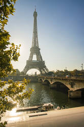 Eiffelturm am frühen Morgen, von der anderen Seite der Seine aus gesehen, Paris, Frankreich, Europa - RHPLF06045