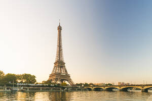 Eiffelturm am frühen Morgen von der anderen Seite der Seine aus gesehen, Paris, Frankreich, Europa - RHPLF06046