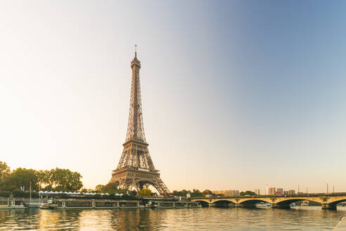 Eiffelturm am frühen Morgen von der anderen Seite der Seine aus gesehen, Paris, Frankreich, Europa - RHPLF06046