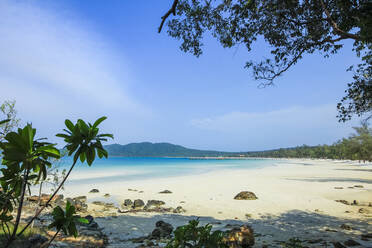 Schöner weißer Sandstrand auf dieser beliebten Ferieninsel, Koh Rong Sanloem Island, Sihanoukville, Kambodscha, Indochina, Südostasien, Asien - RHPLF06049