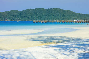 Schöner weißer Sandstrand auf dieser beliebten Ferieninsel, Koh Rong Sanloem Island, Sihanoukville, Kambodscha, Indochina, Südostasien, Asien - RHPLF06050