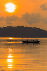 Fischerboot in der Morgendämmerung vor der Ostküste dieser Ferieninsel, Saracen Bay, Koh Rong Sanloem Island, Sihanoukville, Kambodscha, Indochina, Südostasien, Asien - RHPLF06056