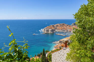 Blick von oben auf die Altstadt von Dubrovnik, UNESCO-Weltkulturerbe, und das Adriatische Meer, Dubrovnik, Dalmatien, Kroatien, Europa - RHPLF06058