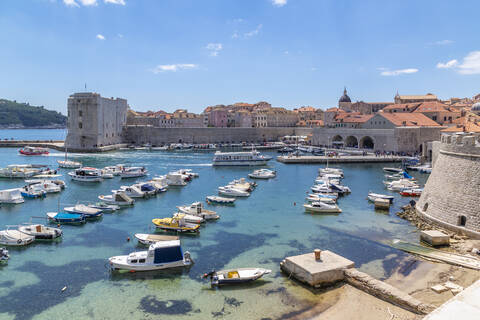 Blick auf den Hafen, die Altstadt von Dubrovnik, UNESCO-Weltkulturerbe, und das Adriatische Meer, Dubrovnik, Dalmatien, Kroatien, Europa, lizenzfreies Stockfoto