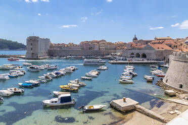 Blick auf den Hafen, die Altstadt von Dubrovnik, UNESCO-Weltkulturerbe, und das Adriatische Meer, Dubrovnik, Dalmatien, Kroatien, Europa - RHPLF06060