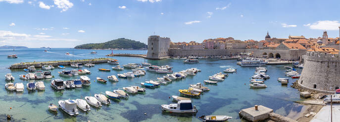 Blick auf den Hafen, die Altstadt von Dubrovnik, UNESCO-Weltkulturerbe, und das Adriatische Meer, Dubrovnik, Dalmatien, Kroatien, Europa - RHPLF06061