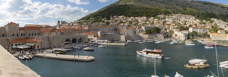 Blick auf Boote im Hafen der Altstadt von Dubrovnik von der Stadtmauer aus, UNESCO-Weltkulturerbe, Dubrovnik, Dalmatien, Kroatien, Europa - RHPLF06064