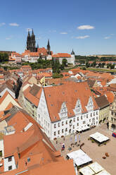 Blick über den Marktplatz mit Rathaus zum Dom und zur Albrechtsburg, Meißen, Sachsen, Deutschland, Europa - RHPLF06070