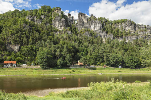 Blick über die Elbe zur Basteibrücke, Elbsandsteingebirge, Sachsen, Deutschland, Europa - RHPLF06073