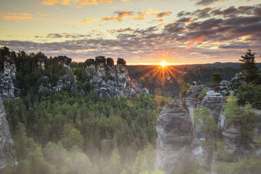 Basteifelsen bei Sonnenaufgang, Elbsandsteingebirge, Nationalpark Sächsische Schweiz, Sachsen, Deutschland, Europa - RHPLF06074