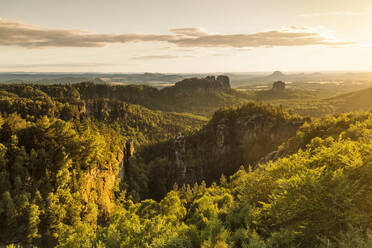 Blick über den Carolafelsen bei Sonnenuntergang, Elbsandsteingebirge, Nationalpark Sächsische Schweiz, Sachsen, Deutschland, Europa - RHPLF06075