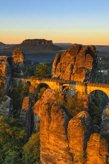 Basteibrücke bei Sonnenaufgang, Lilienstein, Elbsandsteingebirge, Sachsen, Deutschland, Europa - RHPLF06077