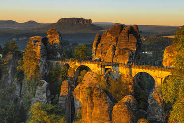 Blick von der Basteibrücke bei Sonnenaufgang auf den Lilienstein, Elbsandsteingebirge, Sachsen, Deutschland, Europa - RHPLF06078