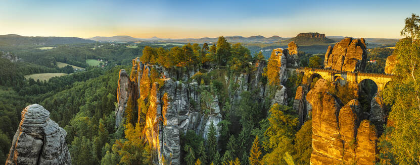 Blick von der Basteibrücke bei Sonnenaufgang auf den Lilienstein, Elbsandsteingebirge, Sachsen, Deutschland, Europa - RHPLF06080