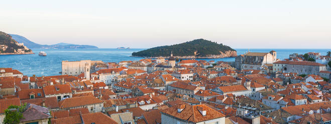 Blick auf Dubrovnik von der Stadtmauer, UNESCO-Weltkulturerbe, Dubrovnik, Kroatien, Europa - RHPLF06099