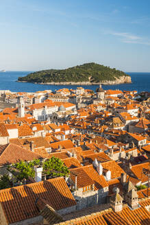 Blick auf Dubrovnik von der Stadtmauer, UNESCO-Weltkulturerbe, Dubrovnik, Kroatien, Europa - RHPLF06100