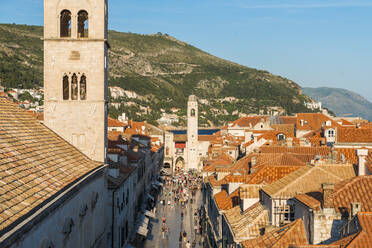 Blick auf den Stradun von der Stadtmauer aus, UNESCO-Weltkulturerbe, Dubrovnik, Kroatien, Europa - RHPLF06101