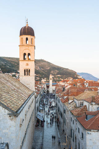 Blick auf den Stradun von der Stadtmauer aus, UNESCO-Weltkulturerbe, Dubrovnik, Kroatien, Europa, lizenzfreies Stockfoto