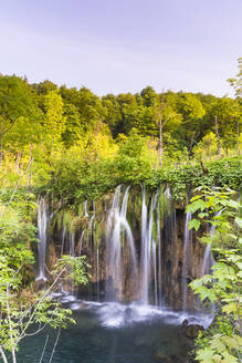 Wasserfall im Nationalpark Plitvicer Seen, UNESCO-Welterbe, Kroatien, Europa - RHPLF06108