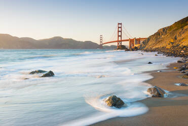 Golden Gate Bridge von Marshall's Beach, San Francisco, Kalifornien, Vereinigte Staaten von Amerika, Nordamerika - RHPLF06140