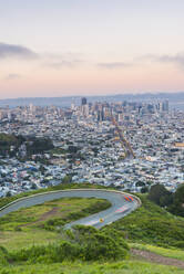 Blick auf die Stadt von Twin Peaks, San Francisco, Kalifornien, Vereinigte Staaten von Amerika, Nordamerika - RHPLF06146