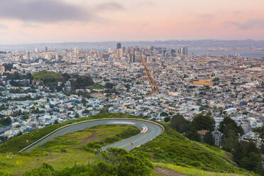 Blick auf die Stadt von Twin Peaks, San Francisco, Kalifornien, Vereinigte Staaten von Amerika, Nordamerika - RHPLF06147