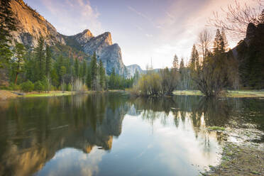 Drei Brüder, Yosemite-Nationalpark, UNESCO-Welterbe, Kalifornien, Vereinigte Staaten von Amerika, Nordamerika - RHPLF06179