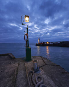 Lichter am Ende der Hafenmauern in der Dämmerung, Newlyn, Cornwall, England, Vereinigtes Königreich, Europa - RHPLF06201