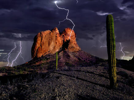Ein HDR-Komposit des Blitzeinschlags in den Courthouse Rock in der Eagletail Wilderness im westlichen Arizona, Vereinigte Staaten von Amerika, Nordamerika - RHPLF06202