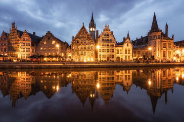 Graslei in der historischen Stadt Gent, die sich im Fluss Leie während der blauen Stunde spiegelt, Gent, Ostflandern, Belgien, Europa - RHPLF06248