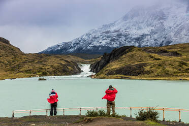 Genießen Sie die friedliche und wunderschöne Landschaft des Torres del Paine Nationalparks, Patagonien, Chile, Südamerika - RHPLF06264