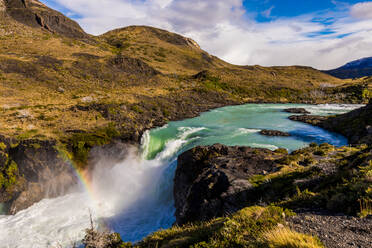 Schöner Regenbogen über dem Torres del Paine National Park, Patagonien, Chile, Südamerika - RHPLF06268
