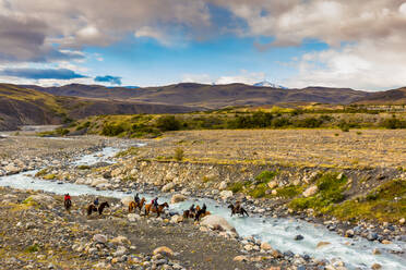 Wunderschöne Landschaft im Torres del Paine National Park, Patagonien, Chile, Südamerika - RHPLF06281