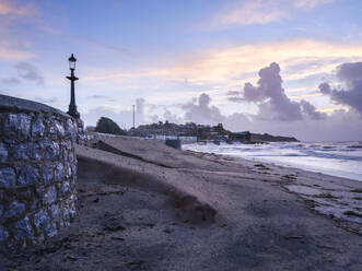 Der Morgen nach einem schweren Sturm, der die Ansammlung von Sand durch Wind und Wellenschlag zeigt, Exmouth, Devon, England, Vereinigtes Königreich, Europa - RHPLF06321