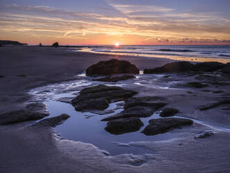 Sonnenaufgang an der Küste mit Felsen und Felsbecken am Orcombe Point, Exmouth, Devon, England, Vereinigtes Königreich, Europa - RHPLF06325