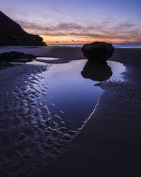 Morgendämmerung mit Wolken, die sich in einem Pool am Strand von Orcombe Point, Exmouth, Devon, England, Vereinigtes Königreich, Europa, spiegeln - RHPLF06326