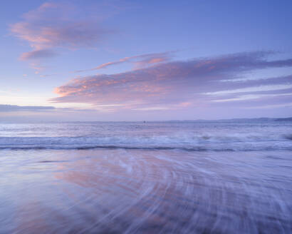 Ruhige Morgendämmerung mit Wolken, die sich im nassen Strand spiegeln, Exmouth, Devon, England, Vereinigtes Königreich, Europa - RHPLF06338