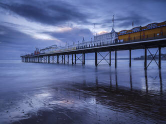 Der fotogene Pier in der Abenddämmerung in Paignton, Devon England, Vereinigtes Königreich, Europa - RHPLF06342