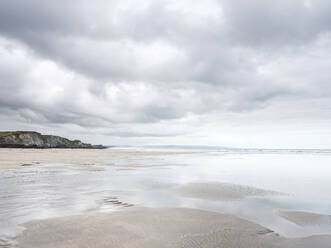 Wolkenformationen und nasser Sand auf dem weitläufigen Strand von Sandymouth, mit Blick auf Bude, Cornwall, England, Vereinigtes Königreich, Europa - RHPLF06348