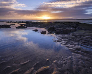 Wintersonnenuntergang von Maer Rocks aus gesehen, in der Nähe von Orcombe Point, Exmouth, Devon, England, Vereinigtes Königreich, Europa - RHPLF06349