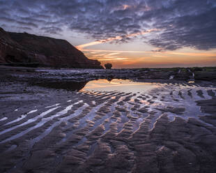 Sandwellen in der Morgendämmerung am Strand von Orcombe Point, Exmouth, Devon, England, Vereinigtes Königreich, Europa - RHPLF06352