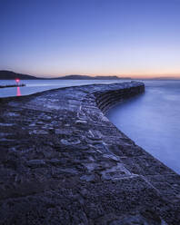 Die als The Cobb bekannte Hafenmauer in Lyme Regis, Dorset, England, Vereinigtes Königreich, Europa - RHPLF06360