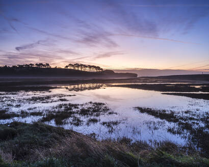 Winterliche Dämmerungswolken und perfekte Reflexionen auf dem Fluss Otter in Budleigh Salterton, Devon, England, Vereinigtes Königreich, Europa - RHPLF06366