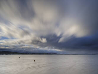 Stürmische Regenwolken ziehen über die Exe-Mündung bei Exmouth, Devon, England, Vereinigtes Königreich, Europa - RHPLF06374