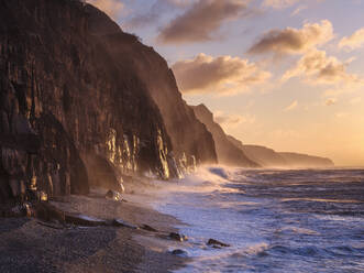 Die Gischt eines Sturms weht in der Morgendämmerung an den Klippen der Küstenstadt Sidmouth, Devon, England, Vereinigtes Königreich, Europa - RHPLF06375