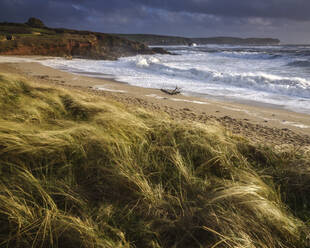 Der Strand von Thurlestone während eines Sturms, in der Nähe von Kingsbridge, Devon, England, Vereinigtes Königreich, Europa - RHPLF06378