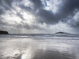 Ein Kitesurfer am Strand von Bantham während eines Sturms, in der Nähe von Kingsbridge, Devon, England, Vereinigtes Königreich, Europa - RHPLF06379