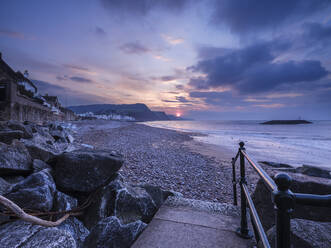 Sonnenaufgang am Strand der malerischen Küstenstadt Sidmouth, Devon, England, Vereinigtes Königreich, Europa - RHPLF06380