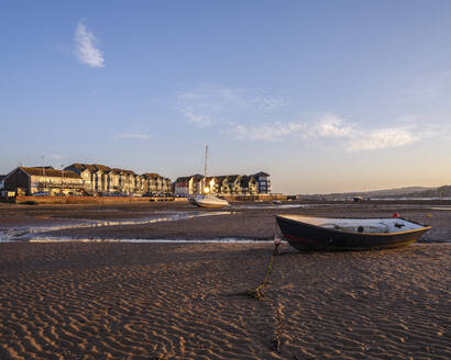 Sonnenuntergangslicht am Shelly Beach an der Flussmündung von Exmouth, Devon, England, Vereinigtes Königreich, Europa - RHPLF06384