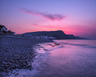 Lebhafte Morgendämmerung am Strand der malerischen Küstenstadt Sidmouth, Devon, England, Vereinigtes Königreich, Europa - RHPLF06387